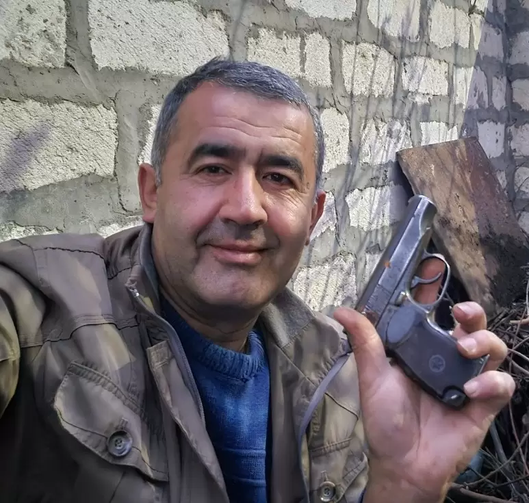 Azərbaycanlı jurnalist Xankəndidə silah-sursat aşkar etdi, polisə təhvil verdi - FOTO-VİDEO