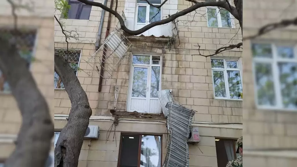 Göyçayda yas mərasimində evin eyvanı uçub, 5 qadın xəsarət alıb