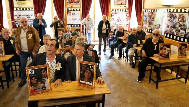 "Hababam Sınıfı"nın 50 yaşı münasibətilə sağ qalan aktyorlar eyni sinifə yenidən toplaşdı