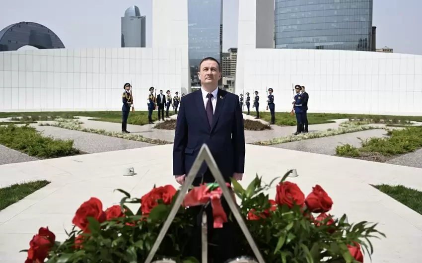 Belarusun Baş naziri Zəfər parkını ziyarət edib