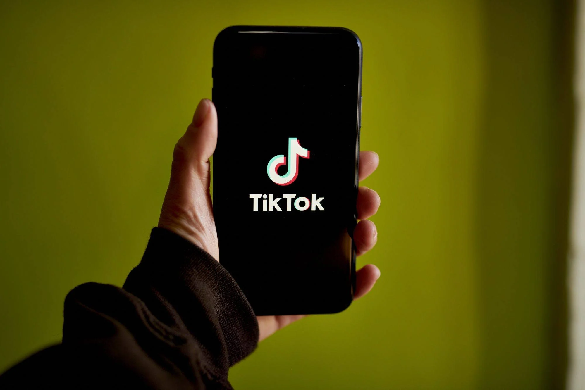 "TikTok" istifadəçi məlumatlarını Çinə ötürdüyü üçün 1 milyard manat cərimələnib