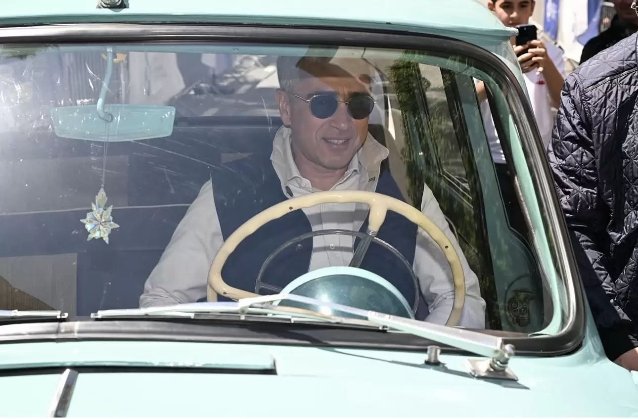 Klassik avtomobillər yenə Bakı küçələrini bəzəyib - FOTOLAR