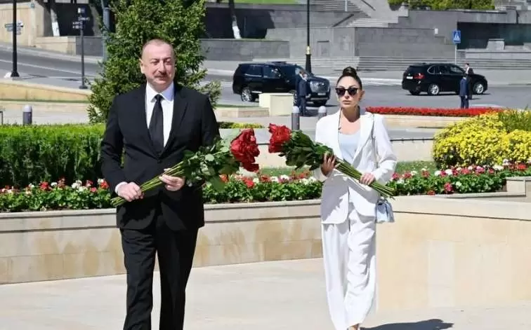 Prezident İlham Əliyev və birinci xanım Mehriban Əliyeva faşizm üzərində Qələbə uğrunda mübarizədə həlak olan Azərbaycan övladlarının xatirəsini ehtiramla anıblar