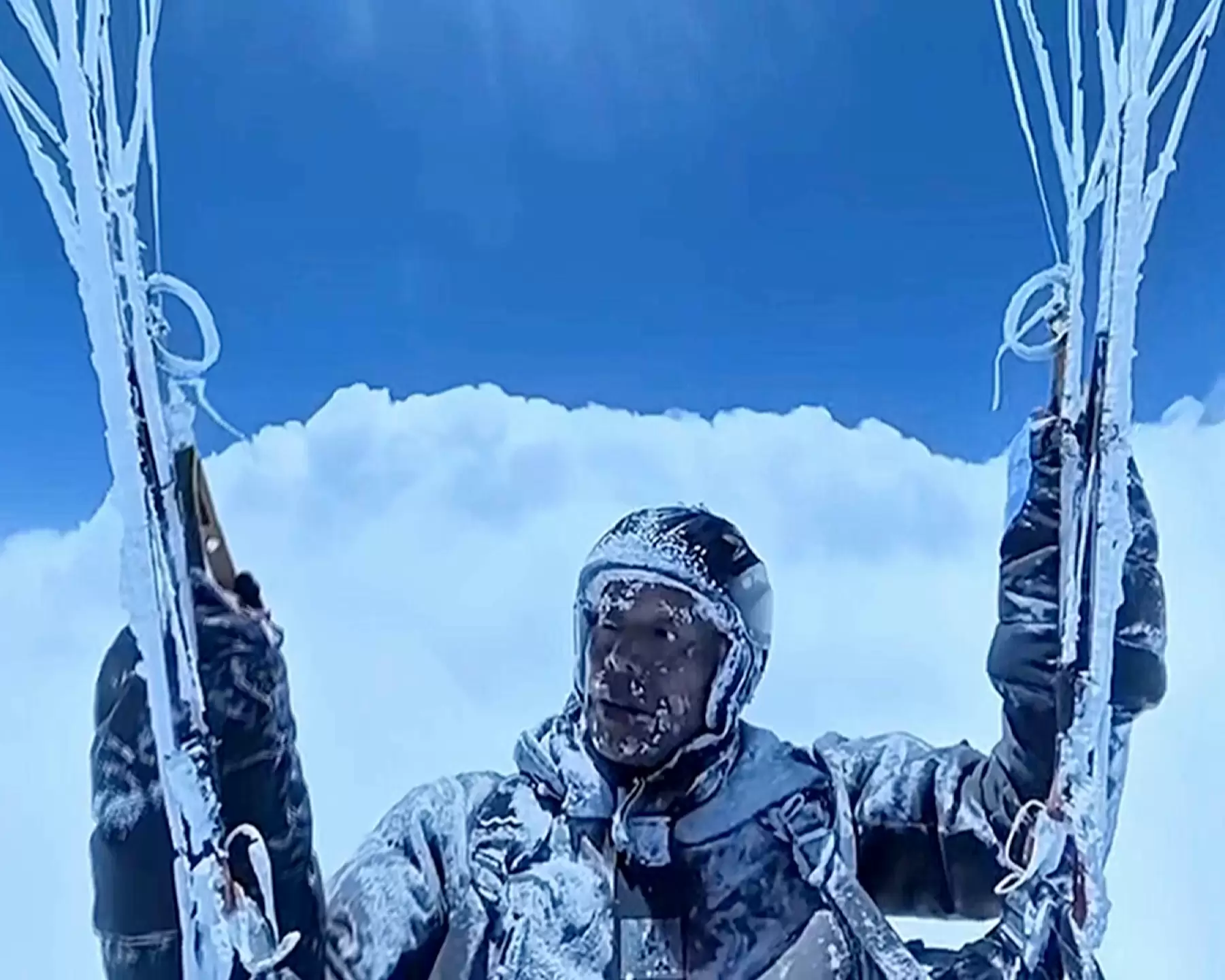 Çinli paraşütçü təsadüfən 8600 metr hündürlüyə qalxdı – 6 aylıq cəzalandırıldı