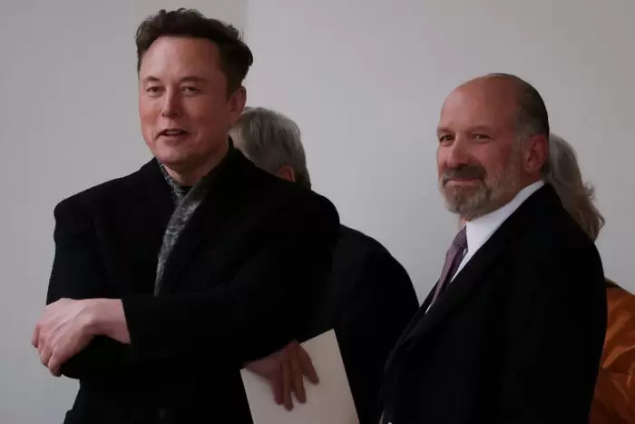 ABŞ ticarət naziri və Elon Mask Makronun həyat yoldaşının silləsini müzakirə edib