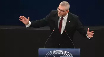 Polşada prezidentliyə namizəd Avropa İttifaqının bayrağını tapdalayıb